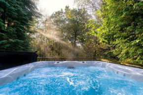Farley, woodland lodge with hot tub for 8
